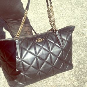 Quilted, gold chain handles excellent condition